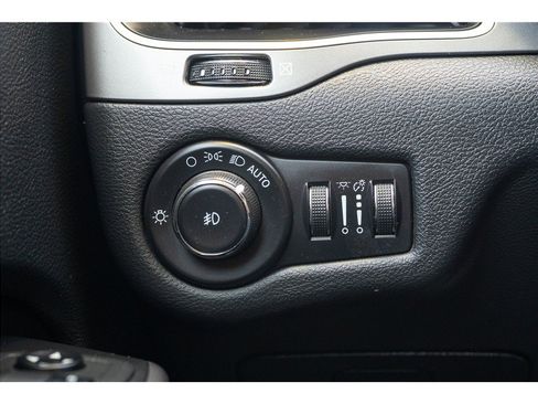 Used 2021 Jeep Cherokee Latitude Lux w/ Mopar Interior Package AWD/4WD image 7