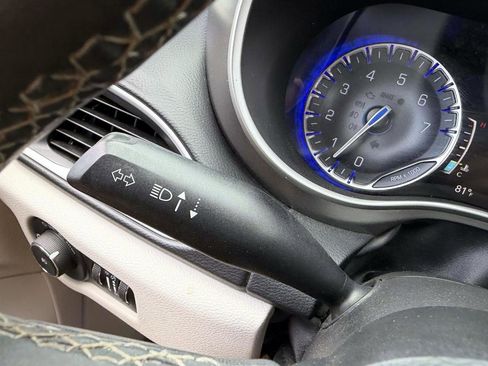 Used 2022 Chrysler Pacifica Touring-L FWD image 25