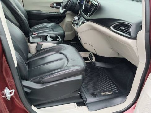 Used 2017 Chrysler Pacifica Touring-L FWD image 13