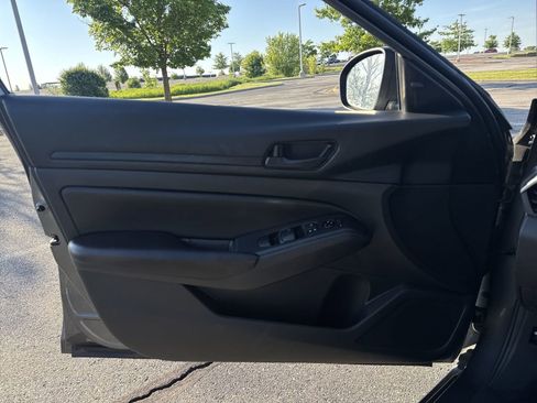 Used 2025 Nissan Altima 2.5 S FWD image 23