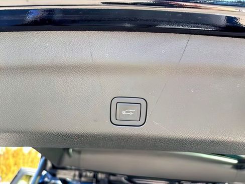 Certified 2025 Chevrolet Suburban Premier image 30