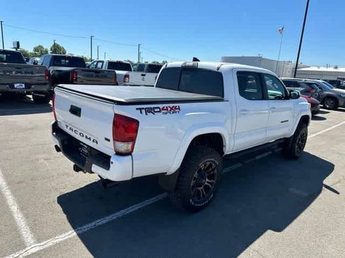Used 2017 Toyota Tacoma TRD Sport AWD/4WD image 22