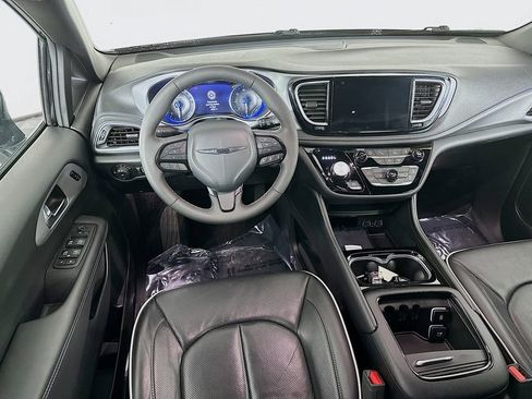 Used 2025 Chrysler Pacifica Limited image 34