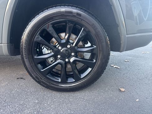 Used 2022 Jeep Grand Cherokee Laredo X image 9