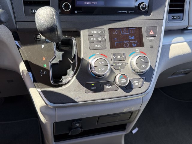 Used 2020 Toyota Sienna LE w/ Carpet Mat Package FWD image 17