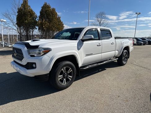 Used 2018 Toyota Tacoma TRD Sport image 6