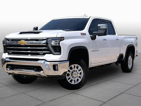 Used 2025 Chevrolet Silverado 2500 LTZ w/ LTZ Premium Package AWD/4WD image 3
