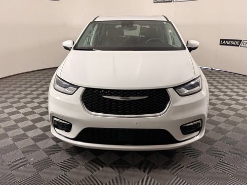 Used 2023 Chrysler Pacifica Touring-L FWD image 9