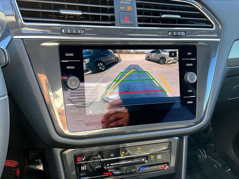 Used 2023 Volkswagen Tiguan SE w/ Panoramic Sunroof Package image 27