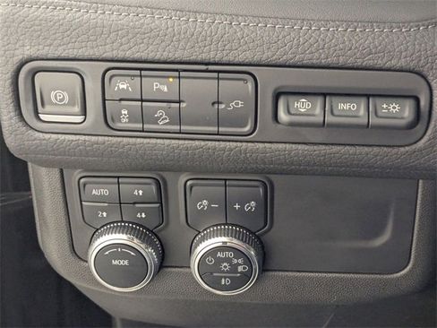 Used 2021 GMC Yukon XL Denali image 16