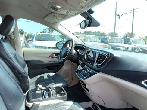 Used 2018 Chrysler Pacifica Touring-L FWD image 17