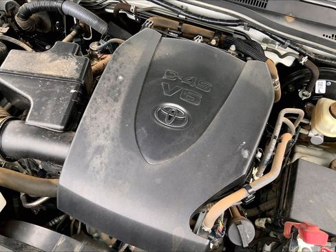 Used 2017 Toyota Tacoma SR5 w/ Tow Package RWD image 33