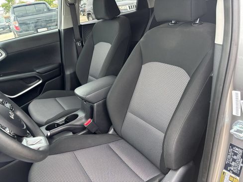 Used 2025 Kia Soul LX w/ LX Technology Package FWD image 33