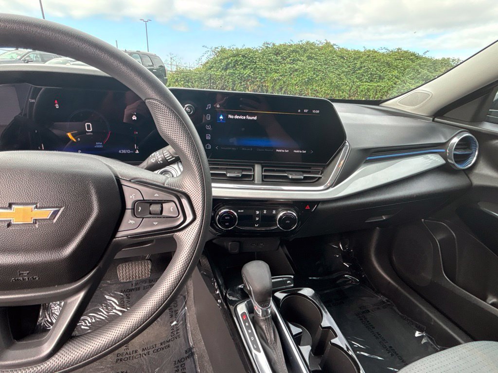 Used 2025 Chevrolet Trax LT FWD image 31