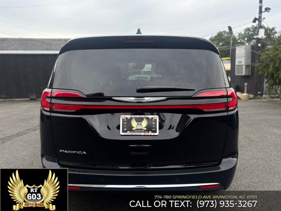 Used 2024 Chrysler Pacifica Touring-L FWD image 5