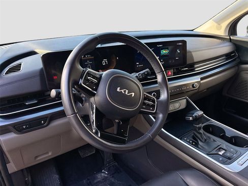 Used 2025 Kia Carnival FWD image 9