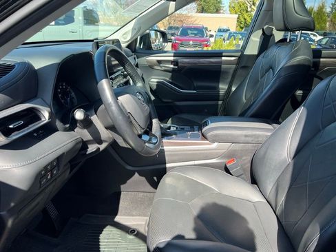 Used 2021 Toyota Highlander Platinum image 12