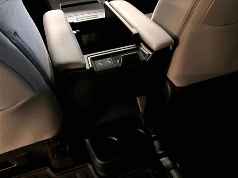 Used 2025 Toyota Sienna LE image 28