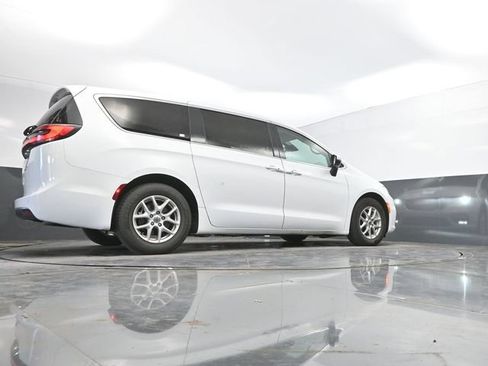 Used 2023 Chrysler Pacifica Touring-L FWD image 42