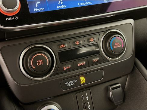 Used 2025 Nissan Leaf S image 23