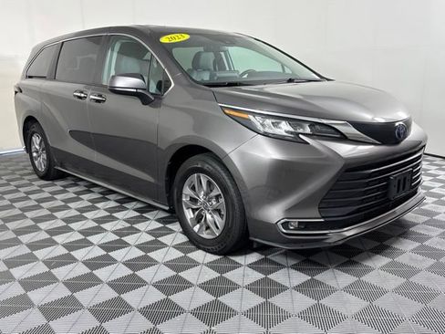 Used 2023 Toyota Sienna XLE AWD/4WD image 4