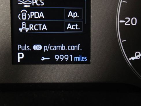 Used 2025 Toyota Corolla Cross LE image 24