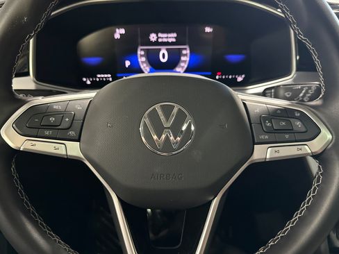 Used 2025 Volkswagen Taos SE w/ Panoramic Sunroof Package FWD image 22