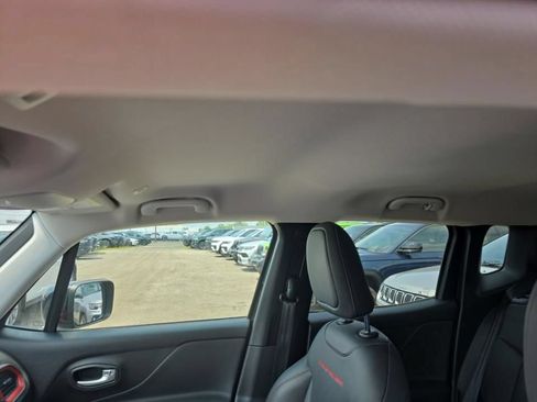 Used 2022 Jeep Renegade Trailhawk AWD/4WD image 9