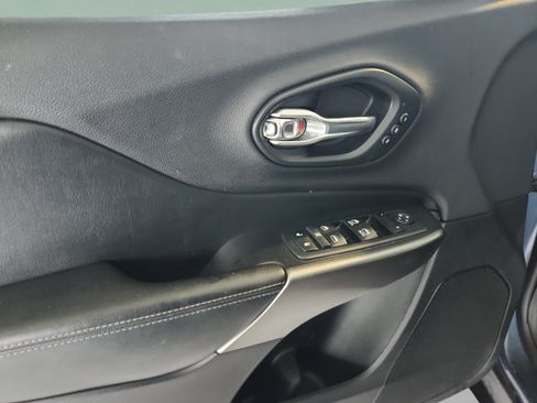 Used 2019 Jeep Cherokee Limited AWD/4WD image 16