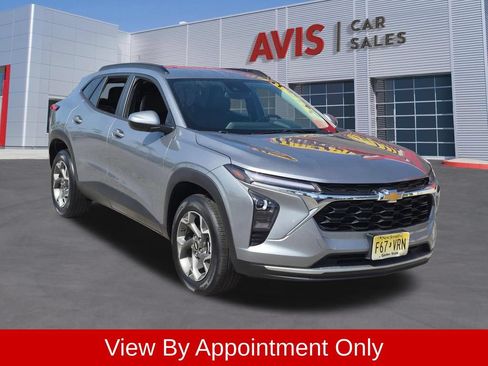 Used 2025 Chevrolet Trax LT w/ LT Convenience Package FWD image 3