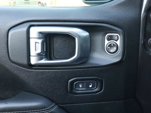 Used 2020 Jeep Wrangler Unlimited Sahara image 17