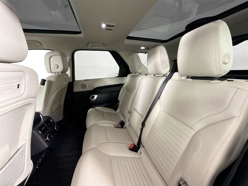 Used 2024 Land Rover Discovery S image 33