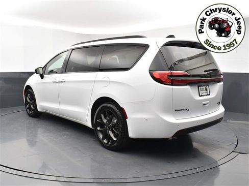 Used 2024 Chrysler Pacifica Limited w/ S Appearance Package image 4