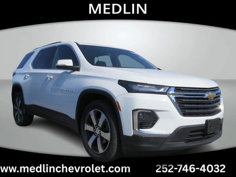 Used 2023 Chevrolet Traverse LT w/ LT Premium Package AWD/4WD image 2