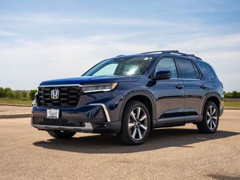 Used 2025 Honda Pilot Touring image 3