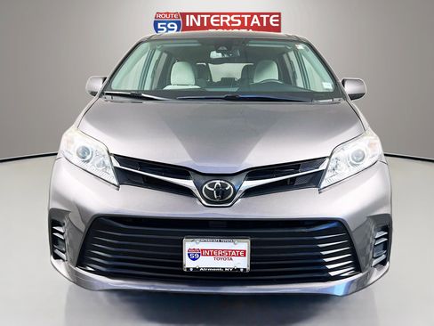Used 2020 Toyota Sienna LE image 2