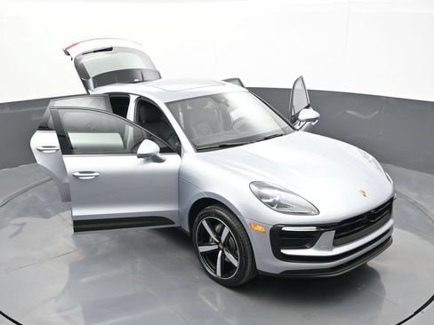 Certified 2025 Porsche Macan AWD/4WD image 33