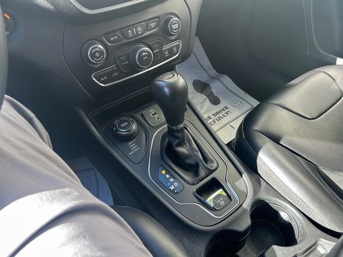 Used 2020 Jeep Cherokee Latitude Plus image 14