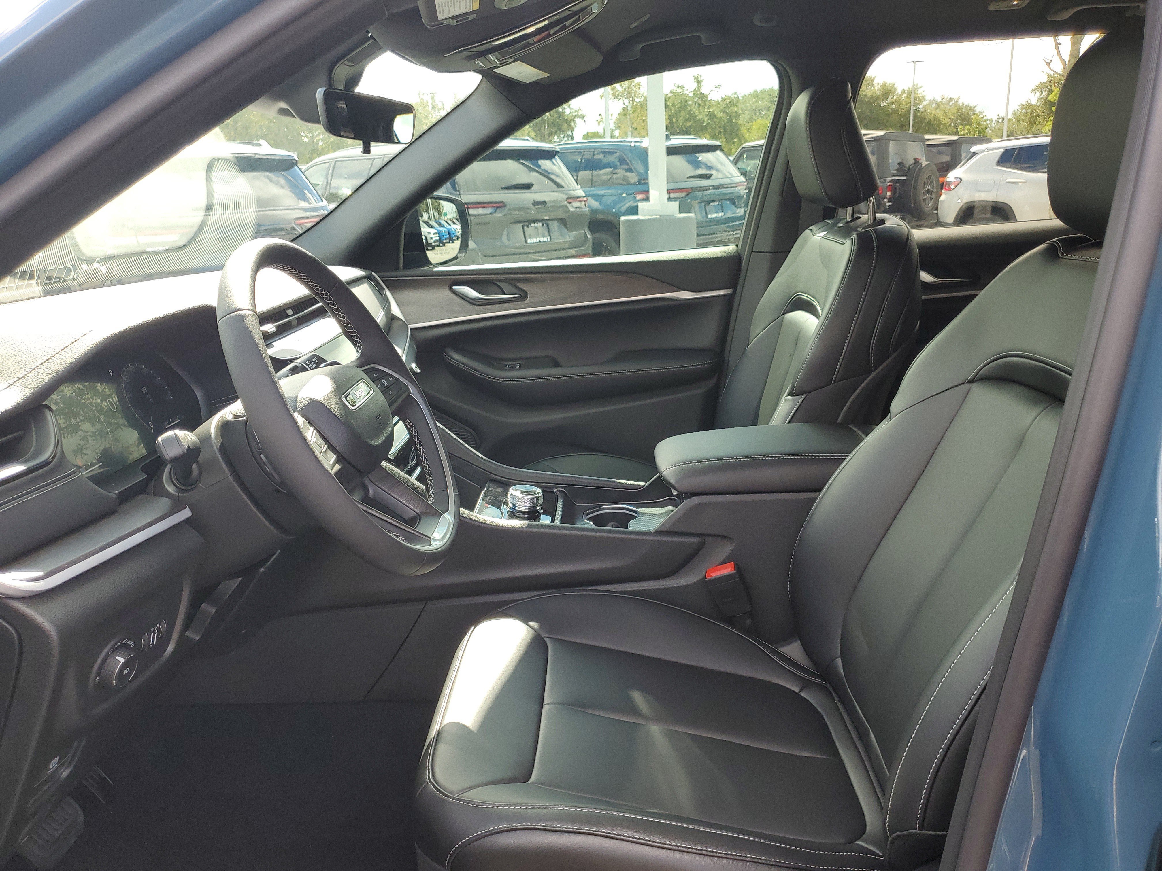 New 2027 Jeep Grand Cherokee Limited RWD image 10