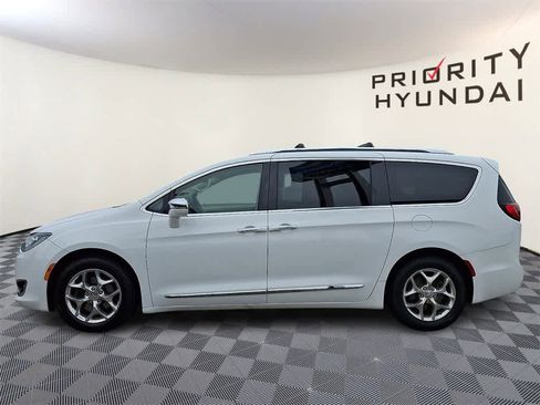 Used 2018 Chrysler Pacifica Limited image 7