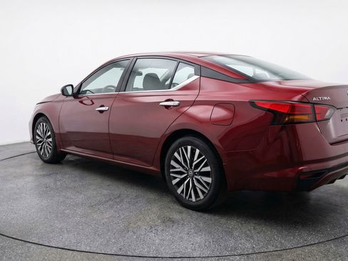 Used 2025 Nissan Altima 2.5 SV FWD image 6