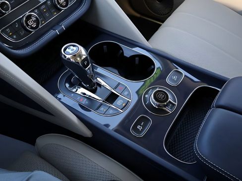 Used 2025 Bentley Bentayga Extended Wheelbase AWD/4WD image 29