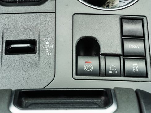 Used 2023 Toyota Highlander LE FWD image 38