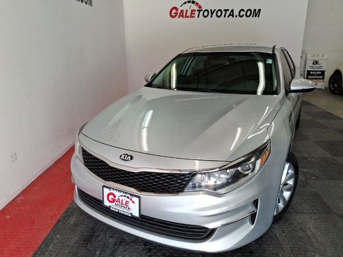 Used 2018 Kia Optima LX w/ 17" Alloy Wheels Package image 2