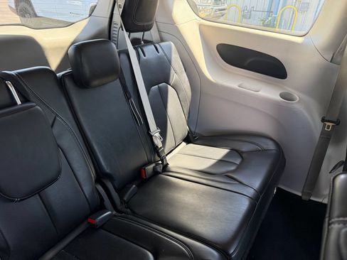 Used 2023 Chrysler Pacifica Touring-L FWD image 15