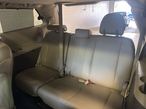 Used 2014 Toyota Sienna Limited w/ Limited Premium Package FWD image 28