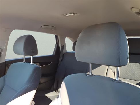 Used 2019 Kia Sorento LX image 22