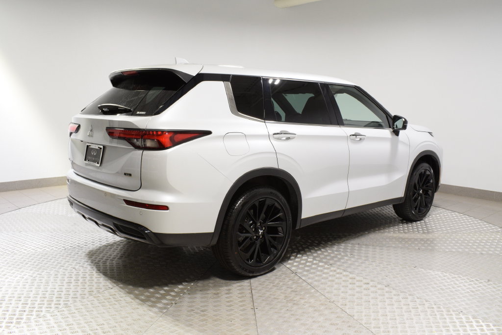 Used 2023 Mitsubishi Outlander SE AWD/4WD image 12