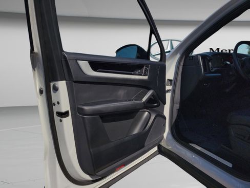 Used 2025 Porsche Cayenne image 19