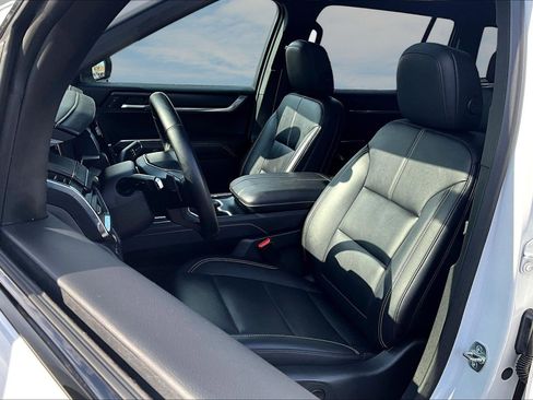 Used 2025 GMC Acadia Elevation w/ Elevation Premium Package image 13